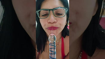 Professora manda video para aluno que ficou de recuperação enfiando brinquedo no cu