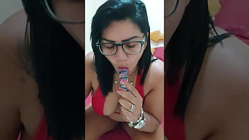 Professora manda video para aluno que ficou de recuperação enfiando brinquedo no cu