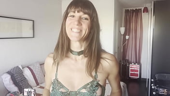 Mon mari m'offre une bonne grosse bite de black il se branle bien en me