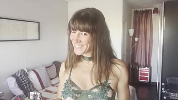 Mon mari m'offre une bonne grosse bite de black il se branle bien en me