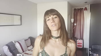 Mon mari m'offre une bonne grosse bite de black il se branle bien en me