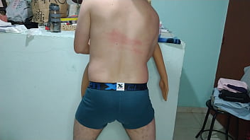 Los padres de mi amiga estaban en casa pero ella quería que me la follara bien rico