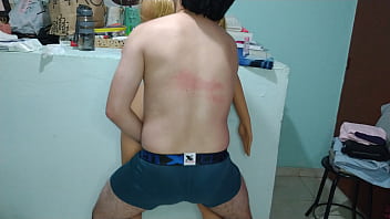 Los padres de mi amiga estaban en casa pero ella quería que me la follara bien rico