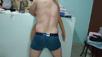 Los padres de mi amiga estaban en casa pero ella quería que me la follara bien rico