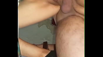 La vecina me invitó a su casa a tomar café pero mientras lo preparaba la folle