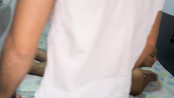 Masaje a madrastra termina con final feliz cum en sus grandes nalgas