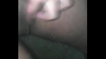 Novinha siririca no banho