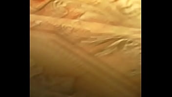 Novinha siririca no banho