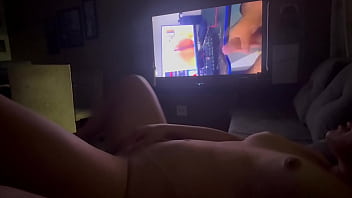 Gostosa se masturbando assistindo vários homens batendo punheta pra ela