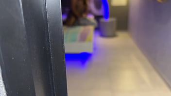 Madrastra nalgona y cachonda es decubierta cabalgando su almohada hasta el orgasmo