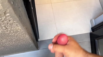 Madrastra nalgona y cachonda es decubierta cabalgando su almohada hasta el orgasmo