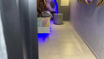 Madrastra nalgona y cachonda es decubierta cabalgando su almohada hasta el orgasmo