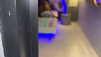 Madrastra nalgona y cachonda es decubierta cabalgando su almohada hasta el orgasmo