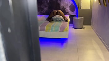 Madrastra nalgona y cachonda es decubierta cabalgando su almohada hasta el orgasmo