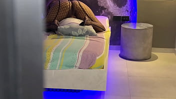 Madrastra nalgona y cachonda es decubierta cabalgando su almohada hasta el orgasmo