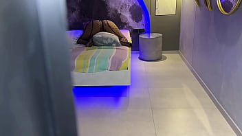 Madrastra nalgona y cachonda es decubierta cabalgando su almohada hasta el orgasmo