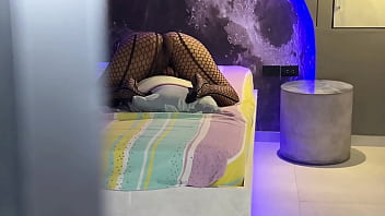 Madrastra nalgona y cachonda es decubierta cabalgando su almohada hasta el orgasmo