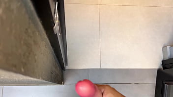 Madrastra nalgona y cachonda es decubierta cabalgando su almohada hasta el orgasmo