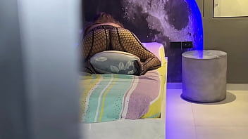 Madrastra nalgona y cachonda es decubierta cabalgando su almohada hasta el orgasmo