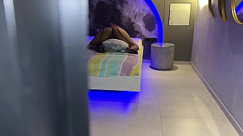 Madrastra nalgona y cachonda es decubierta cabalgando su almohada hasta el orgasmo