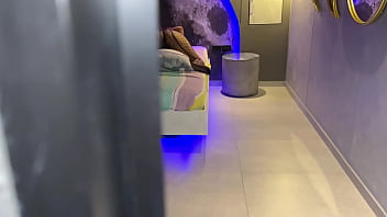 Madrastra nalgona y cachonda es decubierta cabalgando su almohada hasta el orgasmo