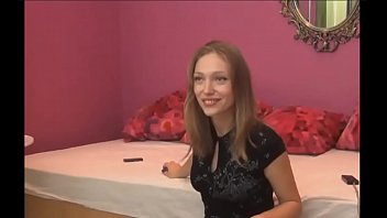 Junges sexy modell macht eine geile liveshow