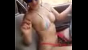 Mulher gostosa rebolando no carro escreva o nome dela nos comentarios