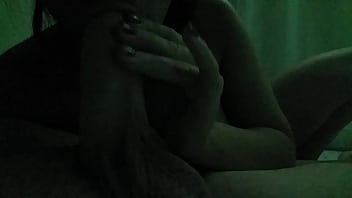 Pagando um boquete em quanto ele assisti o jogo