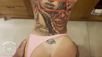 Macho come ruiva na cozinha em casa