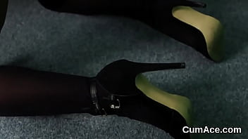 Wacky looker gets cumshot on her face gulping all the cum