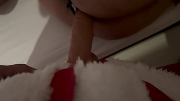 Santa claus aprovecha la navidad para clavarle la verga directo al coño a una estudiante culona hasta dajarla cubierta de semen cremoso