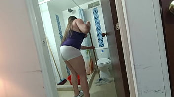 Le ofrecí dinero a mi empleada por trabajar en shorts y sin calzones al final me dio la mejor chupada de verga 2 Le ofrecí dinero a mi empleada por trabajar en shorts y sin calzones al final me dio la mejor chupada de verga 2