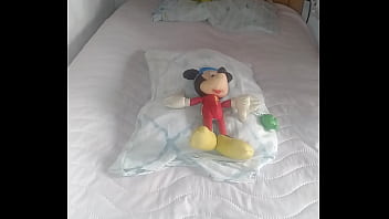 Frotandose con la almohada gimiendo en voz alta