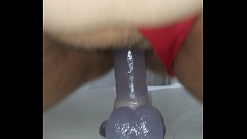 Sentando no brinquedo