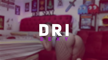 Joi ninfeta guiando sua punheta com dildo de 22cm na buceta dri sexy