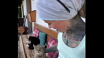 Running with lily lu filmz and the cat makes break time so sweet ️who’s your favorite running companion #runn