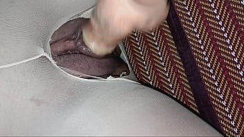 แหกหีสาวนักเรียนฉีกถุงน่องให้ขาดแล้วเอาควยแหย่รูหีของเธอ