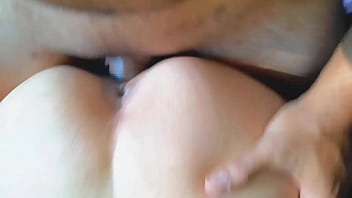 El vecino me coloca un plug anal y me folla bien rico