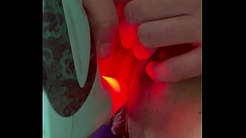 Fille se donne du plaisir en solitaire avec ses jouets