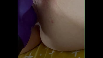 Fille se donne du plaisir en solitaire avec ses jouets