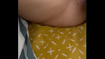 Fille se donne du plaisir en solitaire avec ses jouets