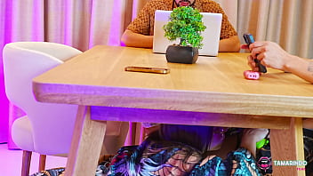 Me masturbo viendo a mi hermanastra chorrear la verga de mi mejor amigo