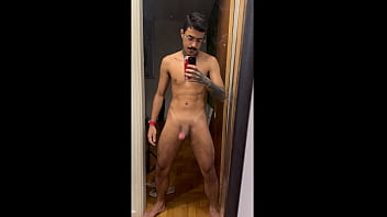 Pauzudo Se Exibindo No Espelho thumbnail