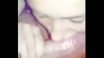 La bella ragazza che sughia il cazzo si lascia ed fare il video