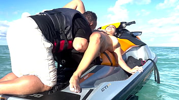 Recebendo aquela chupada na buceta em alto mar