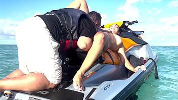 Recebendo aquela chupada na buceta em alto mar