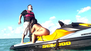 Recebendo aquela chupada na buceta em alto mar