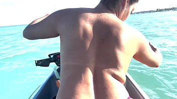 Recebendo aquela chupada na buceta em alto mar