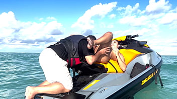 Recebendo aquela chupada na buceta em alto mar