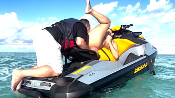 Recebendo aquela chupada na buceta em alto mar